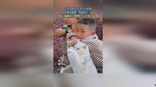 小伙吃瓜摔倒视频,小伙吃瓜不慎摔倒，网友直呼“太可爱”